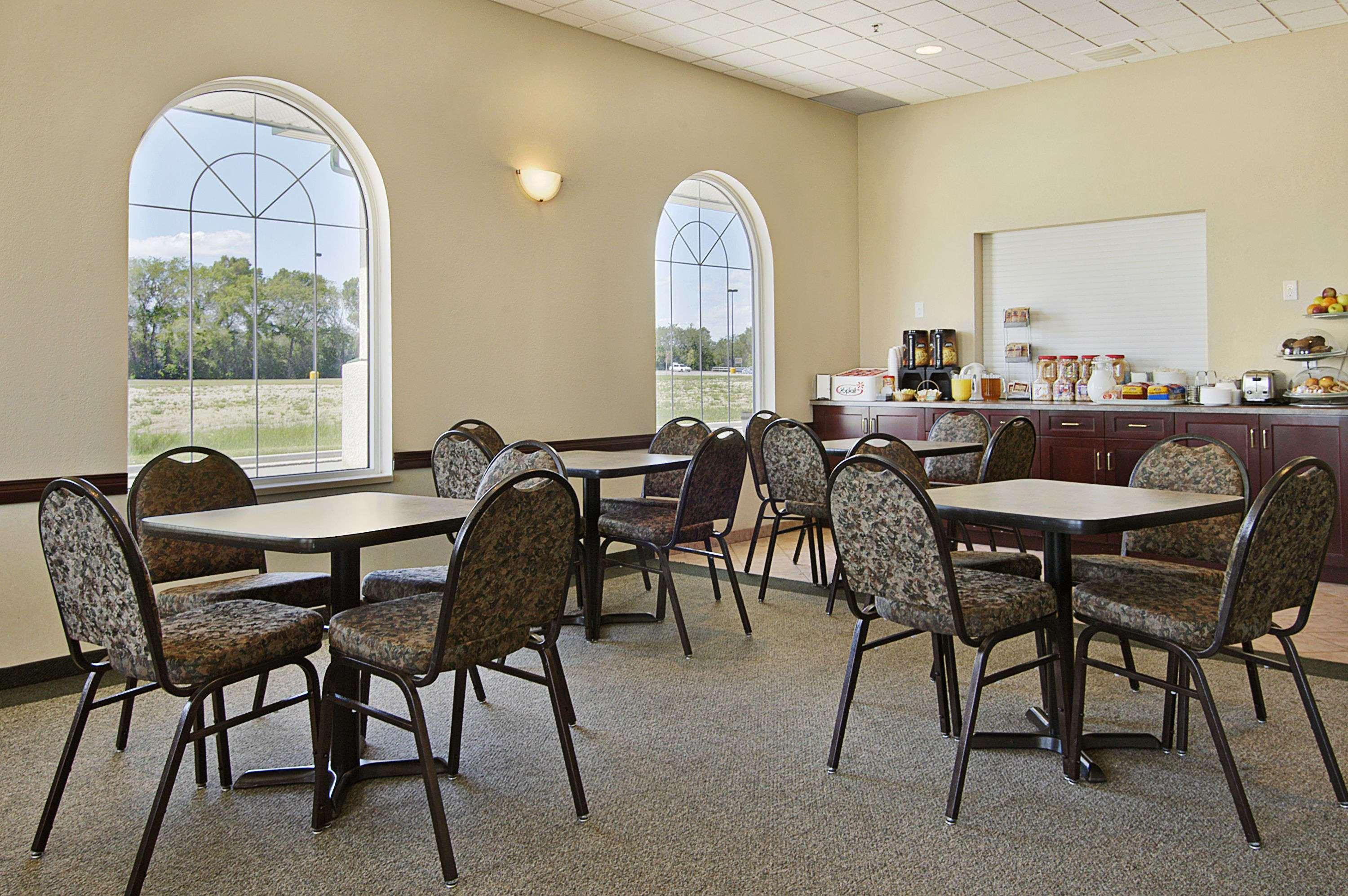 Days Inn & Suites By Wyndham Winkler Restoran gambar